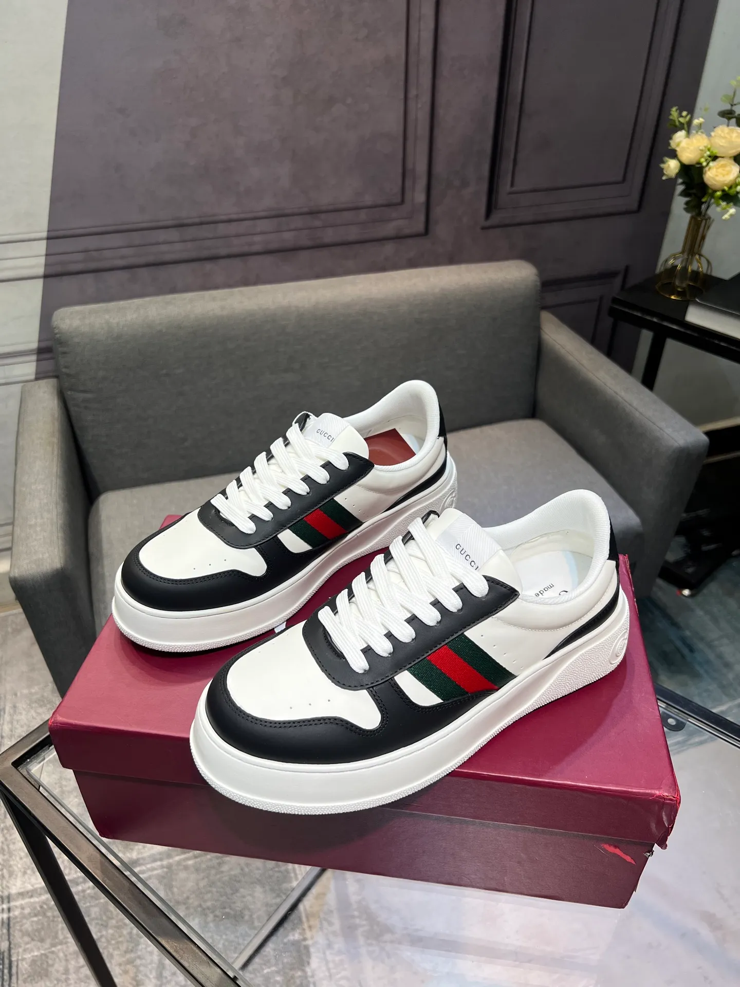 Men's men's shoes💰640 Gucci counter's latest couple's biscuit shoes‼ ️ 👑Purchasing agent level Gucci’s latest IP lightweight thick-soled white shoes can be put on your feet in seconds**4CM! ! Simple, easy to match and full of retro charm ~ the latest anti-counterfeiting cloth label on the tongue. And with electronic chip anti-counterfeiting.   The upper is made of imported environmentally friendly water-dyed calfskin, with a +1:1 fly-woven mesh surface to absorb sweat and an inner lining! Fly-knitted leather molded latex insole. Original IP lightweight outsole, one-piece injection molding, super comfortable and elastic, size: female 35-40 (female 41 customized) male 39-44 (male 38.45 46 customized)